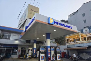 Đối với lĩnh vực xăng dầu, TP.HCM sẽ thiết lập cơ chế cập nhật thường xuyên về tồn kho, kế hoạch nhập khẩu, năng lực cấp hàng và khả năng điều phối giữa các kho cảng, hệ thống phân phối. 