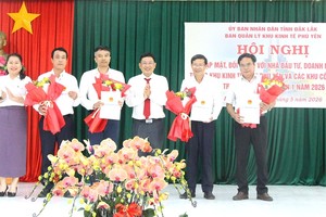 Ban Quản lý Khu kinh tế Phú Yên trao các quyết định chấp thuận chủ trương đầu tư, giấy chứng nhận đăng ký đầu tư cho các nhà đầu tư.