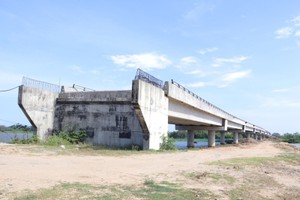 Một số dự án ở phía Đông tỉnh Quảng Ngãi gặp vướng mắc trong công tác giải phóng mặt bằng, ảnh hưởng tiến độ thi công. 