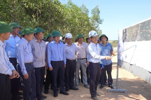 Đại diện BQL dự án báo cáo tiến độ Dự án Quốc lộ 15D đoạn từ cảng Mỹ Thủy đến cao tốc Cam Lộ - La Sơn.