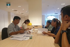 Người dân nộp hồ sơ đăng ký mua nhà ở xã hội tại một dự án tại Đà Nẵng. Ảnh: Linh Đan