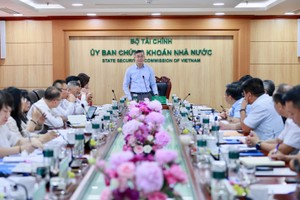 Bộ trưởng Bộ Tài chính Ngô Văn Tuấn làm việc với UBCKNN ngày 26/5