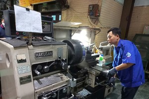 Sản xuất sản phẩm cơ khí chính xác tại một doanh nghiệp ở TP.HCM - Ảnh: Lê Quân