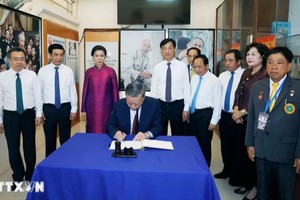 Tổng Bí thư, Chủ tịch nước dâng hương tưởng niệm Chủ tịch Hồ Chí Minh tại Thái Lan 