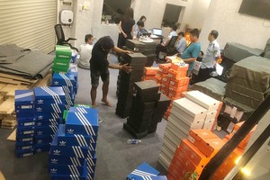 Lực lượng chức năng TP.HCM vừa phát hiện hàng ngàn đôi giày, dép, vớ giả mạo các nhãn hiệu nổi tiếng như Nike, Adidas, Converse