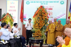 Phó Thủ tướng Nguyễn Văn Thắng chúc mừng Hòa thượng Thích Khế Chơn, Phó Chủ tịch Hội đồng Trị sự Trung ương Giáo hội Phật giáo Việt Nam, Trưởng Ban Trị sự Giáo hội Phật giáo Việt Nam thành phố Huế cùng toàn thể tăng ni, Phật tử địa phương - Ảnh VGP