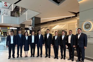 Đại biểu hai đoàn chụp ảnh lưu niệm.