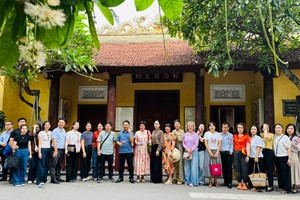 Đoàn đại biểu khảo sát đền Bạch Mã. Ảnh: Hoàng Lân