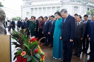 Tổng Bí thư, Chủ tịch nước Tô Lâm dâng hoa tưởng niệm Chủ tịch Hồ Chí Minh tại Singapore 