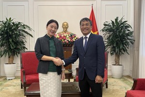 Thứ trưởng Thường trực Bộ Ngoại giao Nguyễn Minh Vũ và bà Lư Tân Ninh.