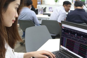 Một lượng lớn tiền đang bị “khóa” vào các đợt nộp mua cổ phiếu mới, tạo áp lực lớn lên thanh khoản thị trường chứng khoán 