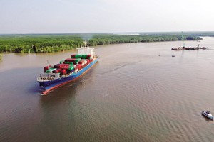 Sông Soài Rạp là cửa ngõ chính cho phép tàu biển có trọng tải lớn vận chuyển hàng hóa xuất nhập khẩu ra, vào TP.HCM. 