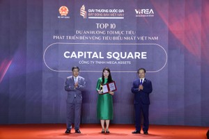 Bà Hoàng Quỳnh Phương - Đại diện Công ty TNHH Mega Assets - chủ đầu tư Dự án Capital Square nhận Danh hiệu.