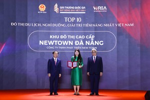 Bà Hoàng Quỳnh Phương - Đại diện Công ty TNHH Phát triển New Town - chủ đầu tư Khu đô thị cao cấp Newtown Đà Nẵng nhận Danh hiệu.