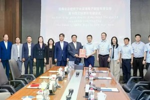 Chủ tịch UBND tỉnh Phú Thọ Trần Duy Đông trao chứng nhận đăng ký đầu tư điều chỉnh cho BYD.