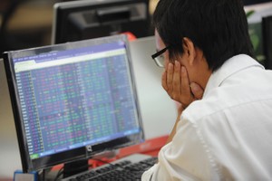 Lãi suất duy trì ở mức cao đang tạo áp lực tái định giá đối với nhiều nhóm cổ phiếu, đặc biệt là ngân hàng và chứng khoán