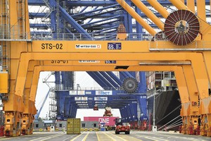 “Phần vô hình” đi theo mỗi container mới là giá trị mà Trung tâm Tài chính hàng hải quốc tế tại TP.HCM hướng tới giữ lại. Ảnh: Đức Thanh