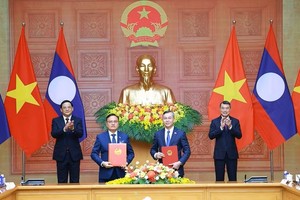 Bộ trưởng Bộ Tài chính Việt Nam và Phó Thủ tướng, Bộ trưởng Bộ Tài chính Lào trao Thỏa thuận hợp tác giai đoạn 2026-2030 dưới sự chứng kiến của Thủ tướng Chính phủ hai nước. Ảnh: Đức Thanh.