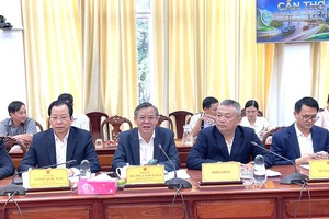Chủ tịch UBND TP. Cần Thơ Trương Cảnh Tuyên (thứ 2 từ trái sang, hàng đầu) phát biểu tại buổi làm việc