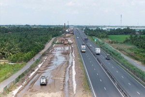 Thi công mở rộng cao tốc TP.HCM - Trung Lương - Mỹ Thuận.