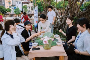 Đoàn doanh nghiệp du lịch Nhật Bản thưởng thức trà sen và chè sen tại Văn Miếu - Quốc Tử Giám (Ảnh: P.V)