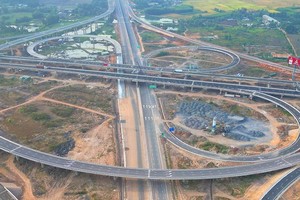 TP.HCM ra tối hậu thư cho các địa phương hoàn thành giải phóng mặt bằng để thi công các dự án kết nối với các tuyến cao tốc - Ảnh: Lê Toàn
