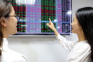 Nhà đầu tư lựa chọn các ấn phẩm phân tích chuyên sâu để có cái nhìn toàn cảnh giữa dòng chảy thông tin số ngày càng dồn dập