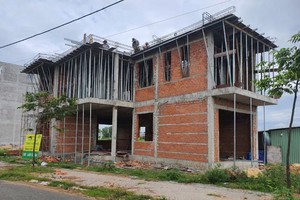 Việc thiết kế xây dựng, thi công xây dựng công trình nhà ở riêng lẻ phải tuân thủ quy định của tiêu chuẩn, quy chuẩn kỹ thuật và quy định khác có liên quan được ban hành bởi cơ quan nhà nước có thẩm quyền. 