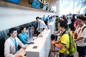 Khách hàng làm thủ tục tại sân bay.