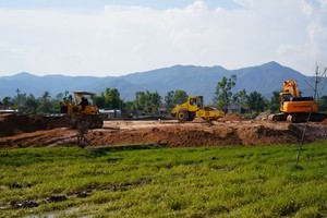 Thi công một khu tái định cư phục vụ di dời dân bị ảnh hưởng bởi Dự án Thành phần 1, Dự án Cao tốc Quy Nhơn - Pleiku. Ảnh: N.H.