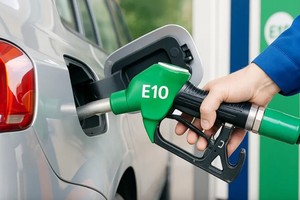 Nghị quyết này quy định thí điểm một số chính sách trong triển khai lộ trình sử dụng xăng E10.