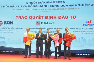 Lãnh đạo TP.Đà Nẵng trao quyết định chấp thuận cho các nhà đầu tư triển khai dự án tại Khu Thương mại tự do.