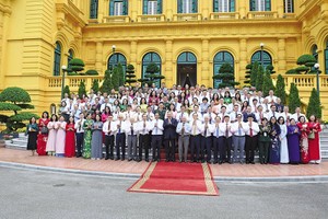 Tổng Bí thư, Chủ tịch nước với các nhà báo tiêu biểu nhân kỷ niệm 101 năm Ngày Báo chí Cách mạng Việt Nam. Ảnh: TTXVN