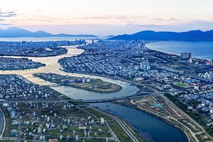Cảnh quan sinh thái với hệ thống sông ngòi là lợi thế giúp hành lang phía Nam Đà Nẵng lột xác thành trung tâm du lịch, dịch vụ. Ảnh: Ánh Dương.