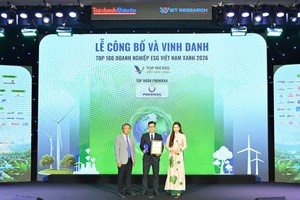 Ông Đồng Quang Thức - Giám đốc Ban ESG Tập đoàn Phenikaa, Phó tổng giám đốc Vicostone nhận chứng nhận từ chương trình.
