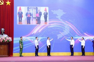 Phó Thủ tướng Hồ Quốc Dũng và các đại biểu bấm nút ra mắt Hệ thống truy xuất nguồn gốc nông sản - Ảnh: VGP