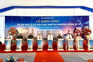 Các đại biểu bấm nút khởi công dự án. Ảnh: Quỳnh Nga
