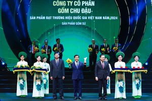 Thương hiệu quốc gia Gốm Chu Đậu vinh dự nhận Giấy khen của Cục An ninh Kinh tế - Bộ Công an