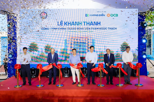 Đại diện lãnh đạo Thành phố, các sở, ngành, Ban Giám đốc Bệnh viện Phạm Ngọc Thạch, Công ty Khang Điền và Ngân hàng OCB thực hiện nghi thức cắt băng khánh thành.