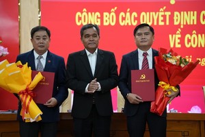Bí thư Tỉnh ủy Quảng Ngãi Hồ Văn Niên (giữa) trao quyết định của Ban Bí thư Trung ương Đảng và tặng hoa chúc mừng ông Trần Ngọc Tuấn và ông Trương Huy Tâm. Ảnh: Thiên Hậu 
