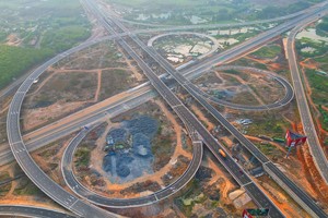 Tăng tốc giải ngân đầu tư công tạo khối lượng công việc lớn cho nhóm xây dựng, hạ tầng và công nghệ giao thông.