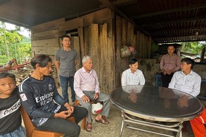 Lãnh đạo Công ty Thủy điện Sông Tranh và UBND xã Trà Tân trò chuyện, động viên gia đình có hoàn cảnh khó khăn.