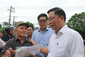 Ông Lê Trí Thanh, Chủ tịch Ủy ban MTTQ Việt Nam thành phố Đà Nẵng kiểm tra một số dự án chậm tiến độ kéo dài vào chiều ngày 7/7.