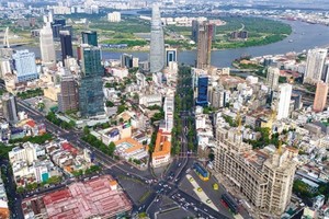 Từ một đô thị từng đối mặt với những thách thức nghiêm trọng trong những năm đầu sau giải phóng, TP.HCM đã vươn lên trở thành trung tâm kinh tế năng động nhất cả nước. Ảnh: Lê Toàn 
