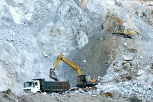 Khai thác đá tại một mỏ đá 