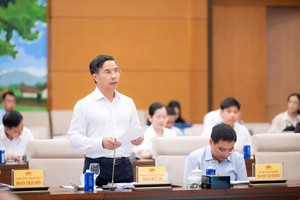 Thống đốc Ngân hàng Nhà nước Phạm Đức Ấn trình bày tờ trình dự án luật. 