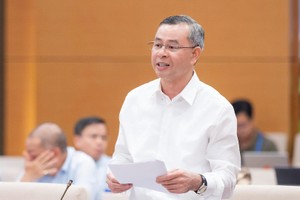 Bộ trưởng Bộ Tài chính Ngô Văn Tuấn trình bày tờ trình dự án luật.