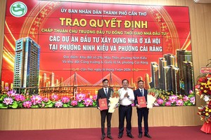 Phó Chủ tịch UBND TP. Cần Thơ Nguyễn Văn Hòa trao Quyết định chấp thuận chủ trương đầu tư đồng thời giao nhà đầu tư các dự án nhà ở xã hội tại phường Ninh Kiều và phường Cái Răng
