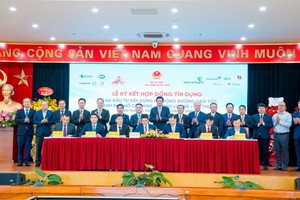 Quang cảnh lễ ký kết hợp đồng tín dụng cho Dự án 