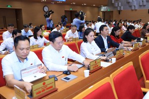 Các đại biểu HĐND TP. Hà Nội bấm nút thông qua Nghị quyết. Ảnh: Thành Thái.